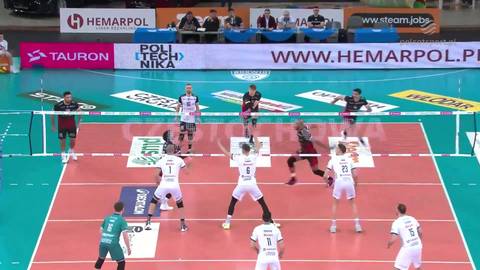 Mecz siatk&oacute;wki, zawodnicy w akcji podczas ataku i obrony.