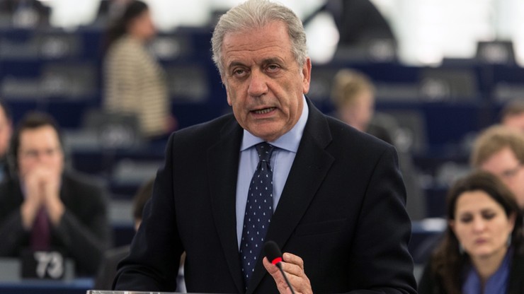 Komisarz UE: Rasizm wobec migrantów zasługuje na potępienie