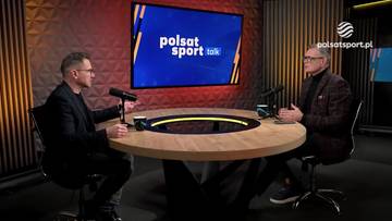 Dw&oacute;ch mężczyzn w studiu telewizyjnym przy okrągłym stole, rozmawiających podczas programu "Polsat Sport Talk".