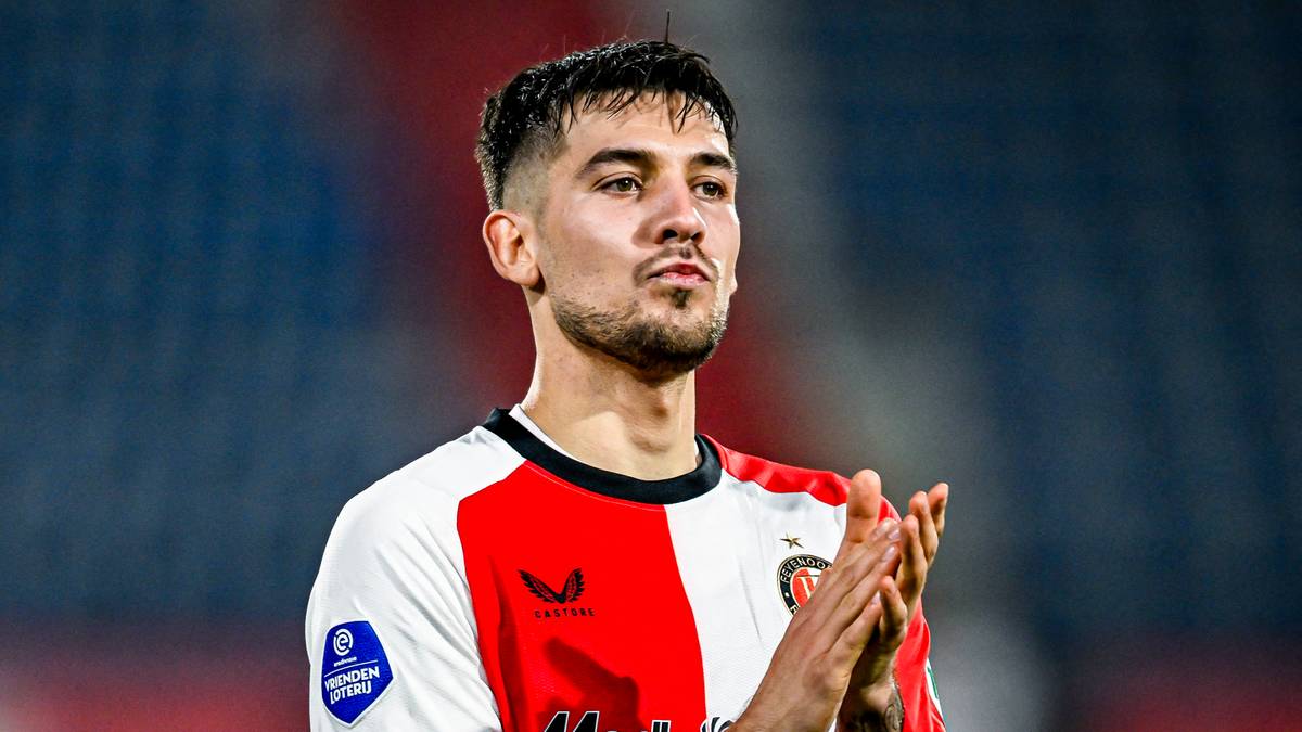 Portret piłkarza reprezentacji Polski, który klaszcze dłońmi, wychodząc na boisko.