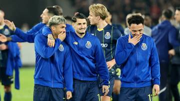 Piłkarze FC Porto w niebieskich strojach treningowych.