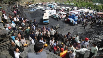 Maleją szanse na uratowanie górników w Iranie. Wydobyto 26 ciał