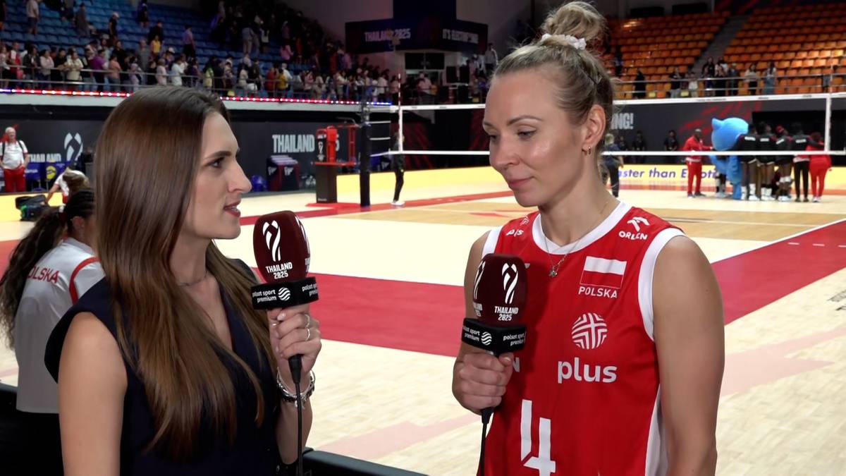 Reporterka z mikrofonem przeprowadza wywiad z siatkarką w czerwonym stroju.