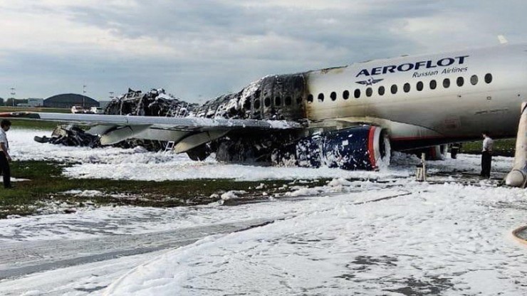 Media: w rosyjski samolot, który rozbił się w Moskwie, uderzył piorun. Awaria większości systemów