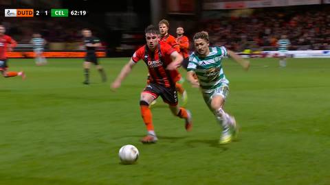 Dw&oacute;ch piłkarzy na boisku, jeden w czerwono-czarnej koszulce Dundee United z piłką przy nodze, drugi w zielono-białej koszulce Celticu pr&oacute;buje go odebrać.