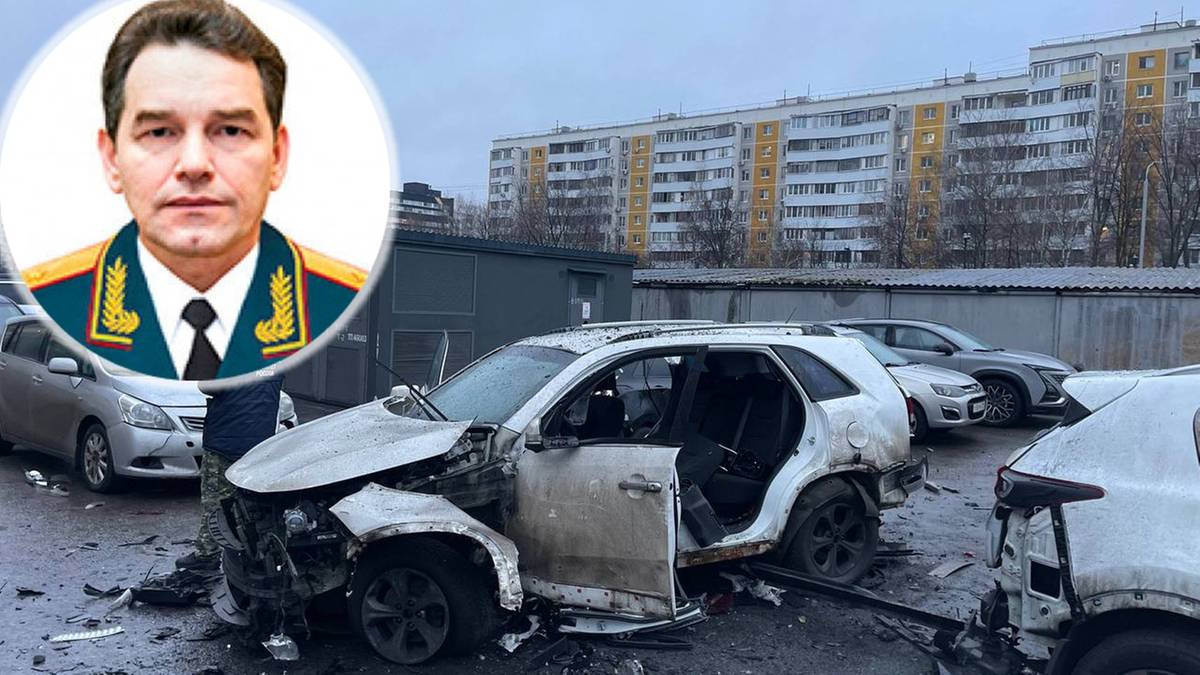 Portret mężczyzny w mundurze wojskowym z zielonym kołnierzem i złotymi ozdobami, obok zdjęcie zniszczonego białego SUV-a po wybuchu.