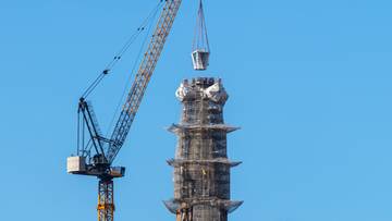 Zamontowano ostatni element, zatknięto flagę Watykanu. To najwyższy kościół na świecie