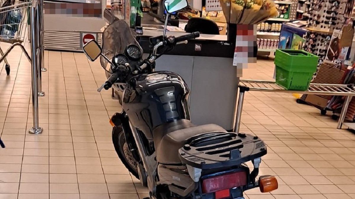 Chełm. Wjechał motocyklem do supermarketu. Zatrąbił na widok policjantów