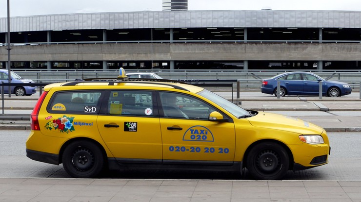 Ciężarówka staranowała taksówkę w Sztokholmie; sprawca uciekł