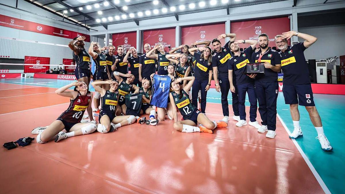 Drużyna siatkarska kobiet świętująca zwycięstwo, pozująca do zdjęcia w siatkówce.