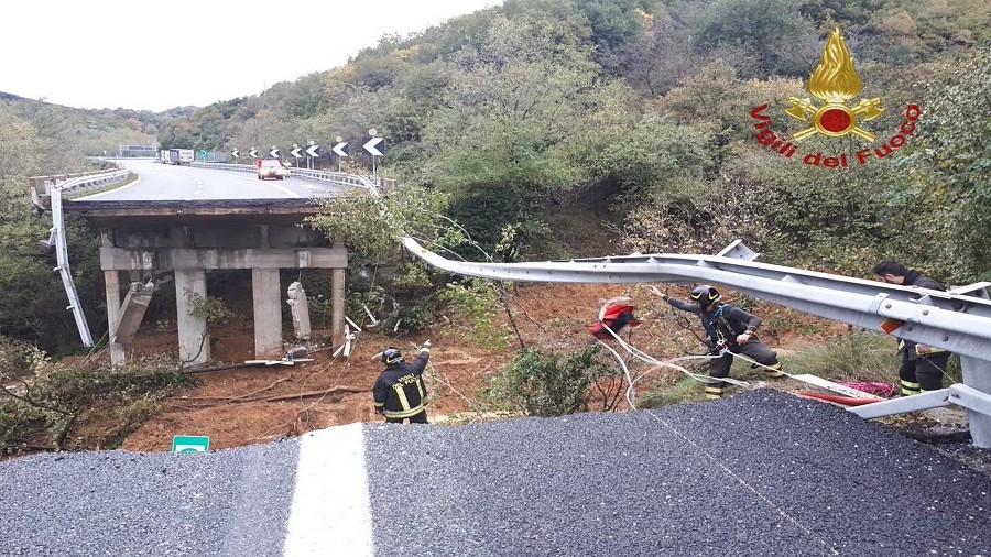W Savonie na skutek osunięcia ziemi runął 30-metrowy wiadukt drogowy. Fot. Vigili Del Fuoco.