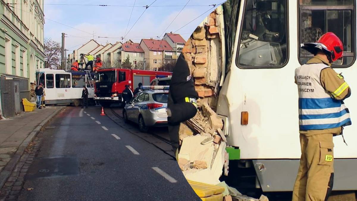 Wykolejony tramwaj uderzył w budynek na skrzyżowaniu ulic w Szczecinie. Widoczny strażak w hełmie i kamizelce odblaskowej.
