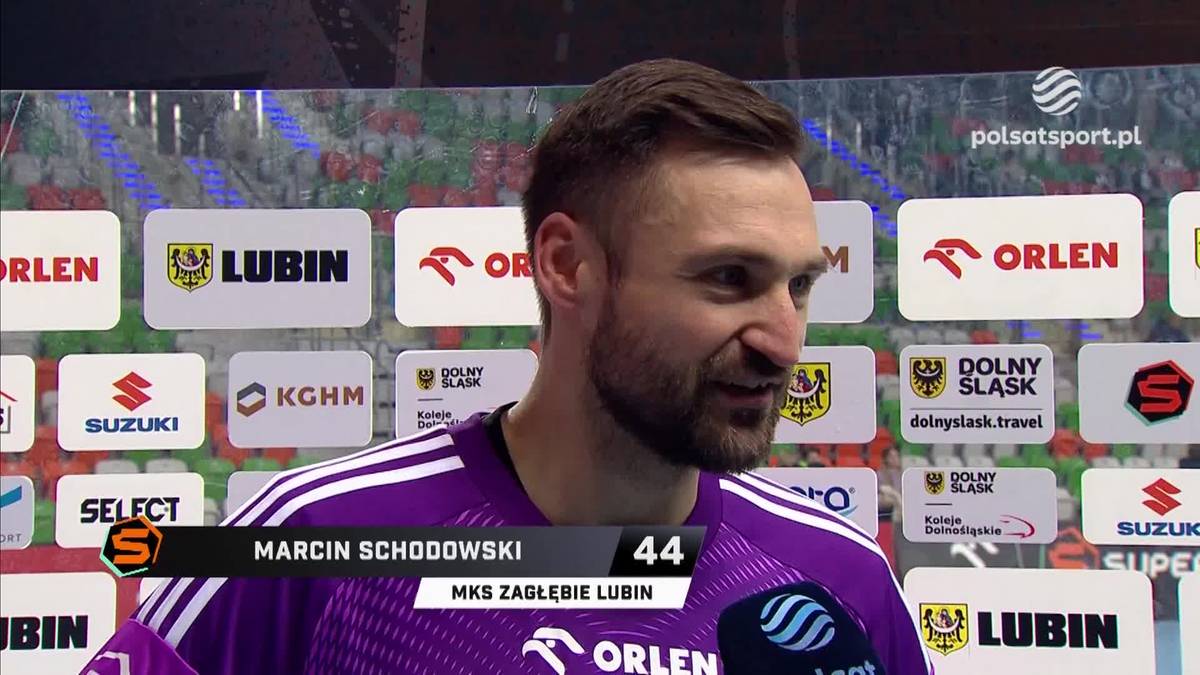 Marcin Schodowski, zawodnik MKS Zagłębie Lubin, w fioletowej koszulce sportowej, patrzący w bok. W tle widoczne banery sponsorów i nazwa klubu.