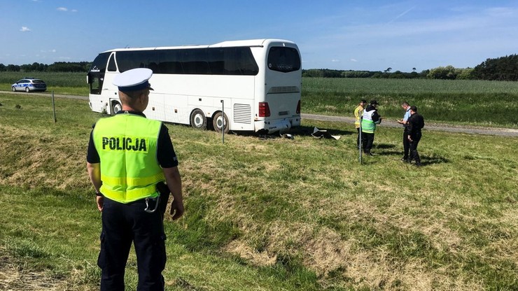 Lubuskie: wiózł dzieci na wycieczkę, stracił panowanie nad autobusem. Pięć osób w szpitalu