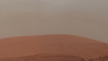 23.03.2021 08:00 Łazik Curiosity wysłał na Ziemię nowe zdjęcie. Widać na nim nie tylko niebo i chmury, ale też...