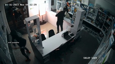 Kradzież w 40 sekund. Stracił 140 tys. zł, namierzył sprawców i… czeka