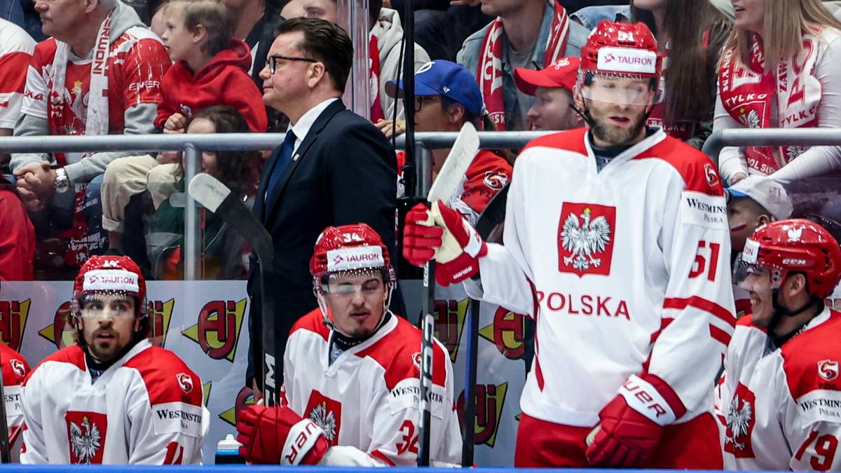 Hokeiści w strojach reprezentacji Polski z orłem na piersiach podczas meczu mistrzostw świata Dywizji 1A.