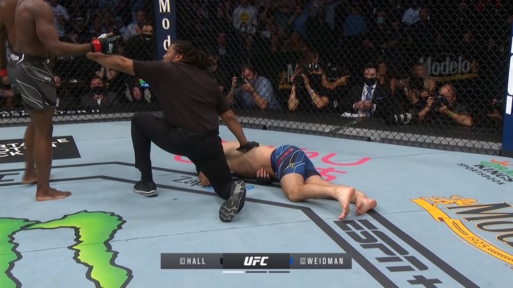 UFC 261: Makabryczna kontuzja Chrisa Weidmana. Były mistrz złamał nogę (WIDEO)