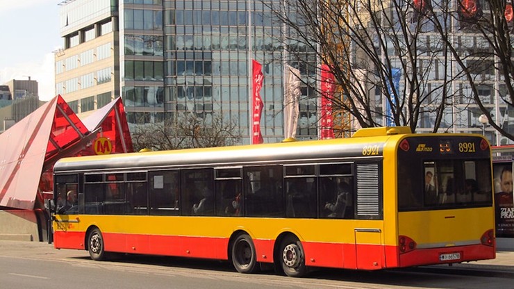 Warszawa. Awaria autobus, pasażerowie wpadli w panikę. Jedna osoba w szpitalu
