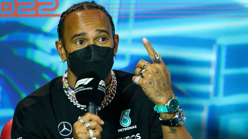 Formuła 1: Lewis Hamilton protestuje przeciwko zakazowi noszenia biżuterii w trakcie wyścigów