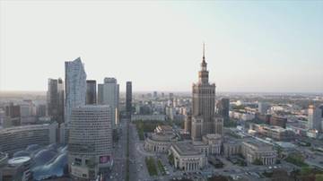 Widok z lotu ptaka na centrum Warszawy z Pałacem Kultury i Nauki w centralnej części. W tle nowoczesne wieżowce.