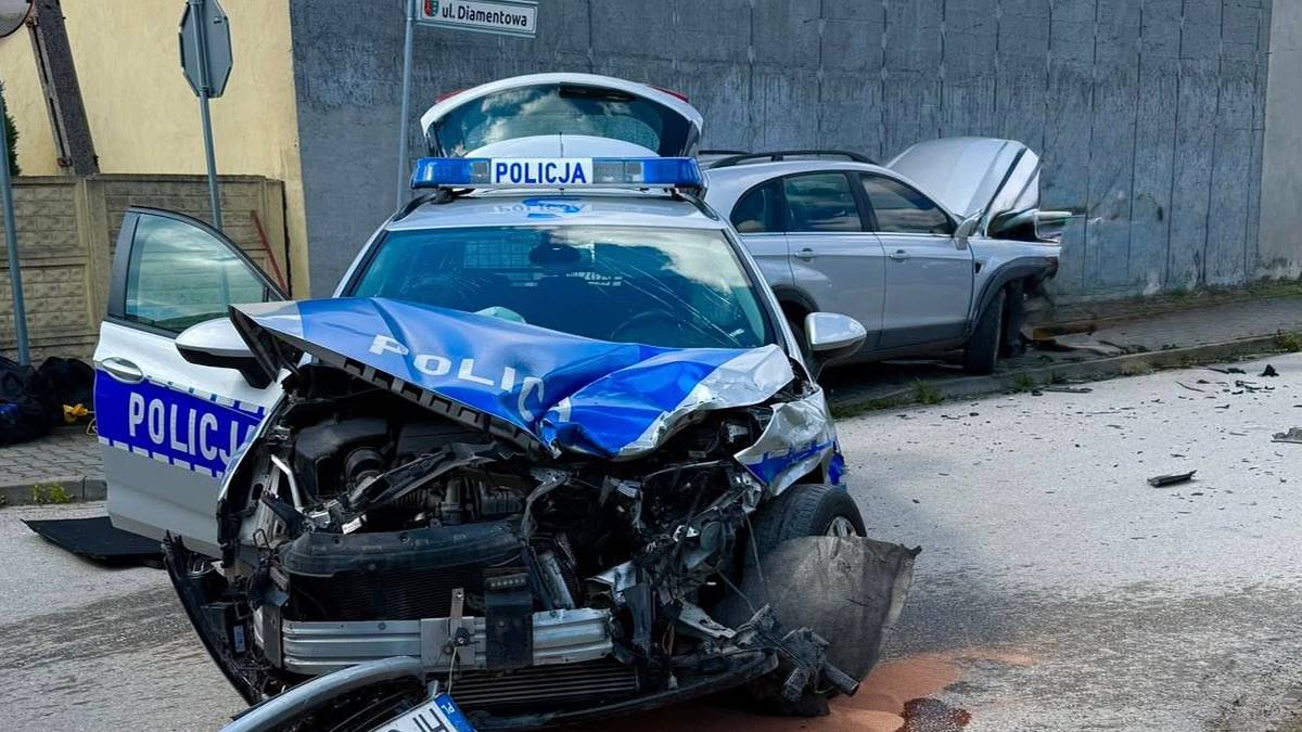Zderzenie samochodu z radiowozem. Cztery osoby trafiły do szpitala