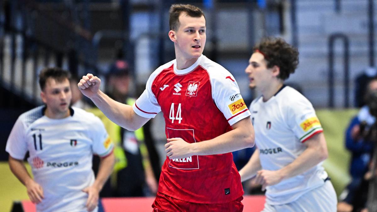 Piłkarz ręczny w polskim stroju z numerem 44 na plecach, z zaciętą miną, biegnie po boisku.