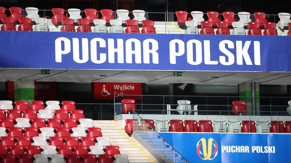 Trybuny stadionu z banerem "PUCHAR POLSKI" i rzędami czerwonych i białych krzesełek.