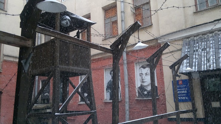 Młodzi komuniści powiesili w Moskwie kukłę Sołżenicyna. Zarzucają mu kłamstwa na temat ZSRR
