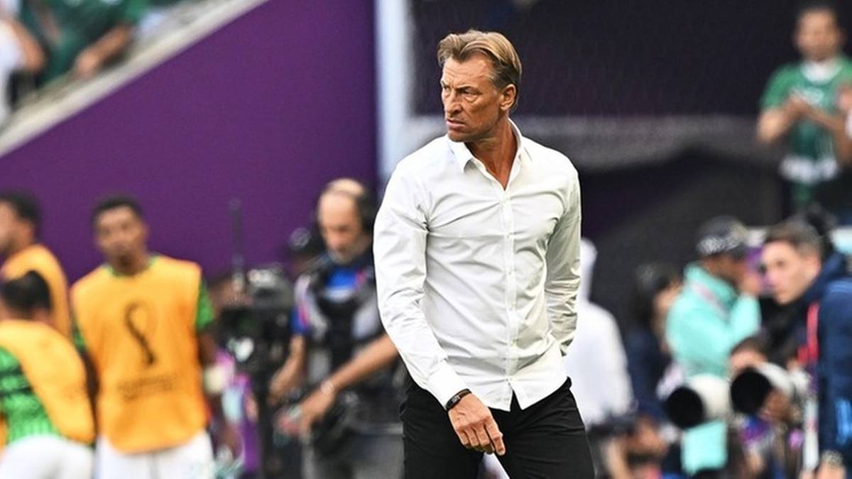 Herv&eacute; Renard, trener piłkarski, w białej koszuli, stoi na boisku.