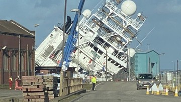 Wiatr przewrócił statek w porcie. 25 osób rannych