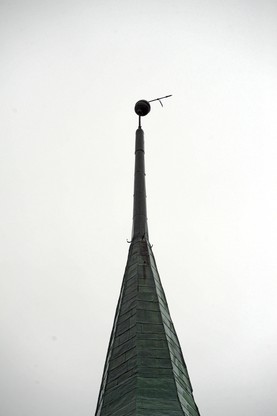 Iglica na dachu kościoła pw. Narodzenia Najświętszej Maryi Panny w Białogardzie z powodu silnego wiatru niebezpiecznie odchyliła się od pionu