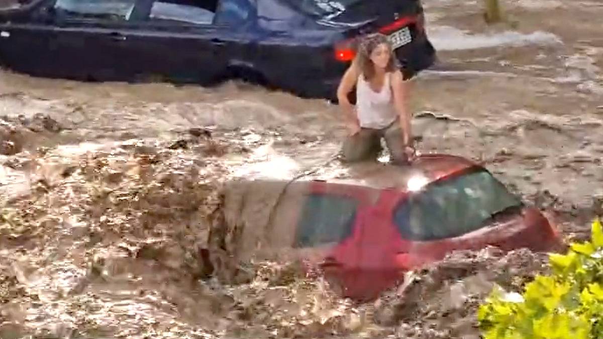 Kobieta na dachu samochodu podczas powodzi błyskawicznej w Saragossie. Fot. Twitter.