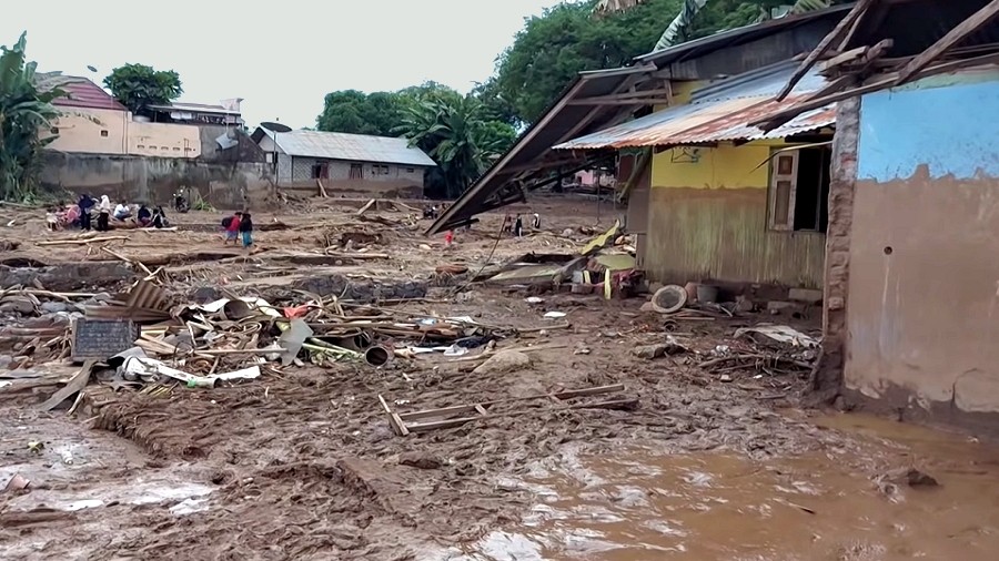 Skutki powodzi na Indonezji. Fot. YouTube / Al Jazeera English.