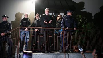 Tłum w Grojcu okrążył kościół. Biskupa musiała ewakuować policja