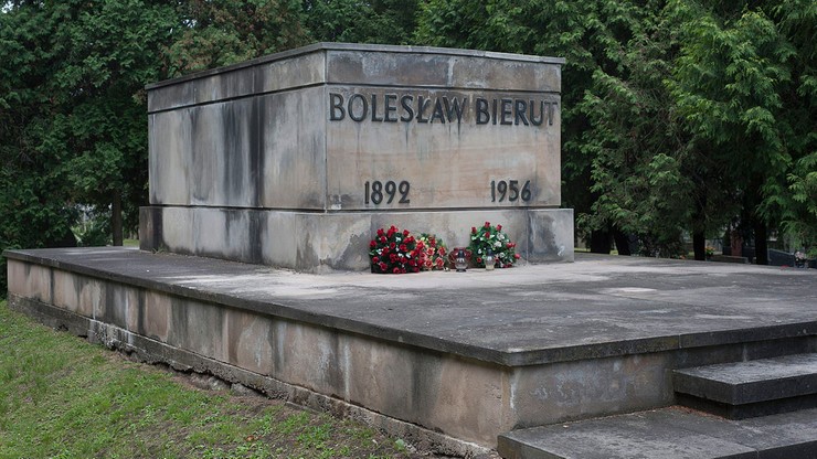 Czerwone gwiazdy i napis "kat morderca" na nagrobku Bieruta