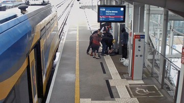 Błyskawiczna reanimacja. Pasażer i kierowniczka pociągu uratowali mężczyznę