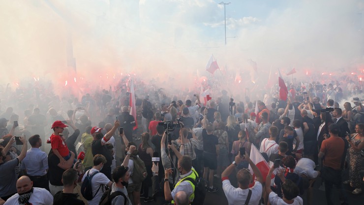 Tłumy na Marszu Powstania Warszawskiego. Policja usunęła demonstrantów