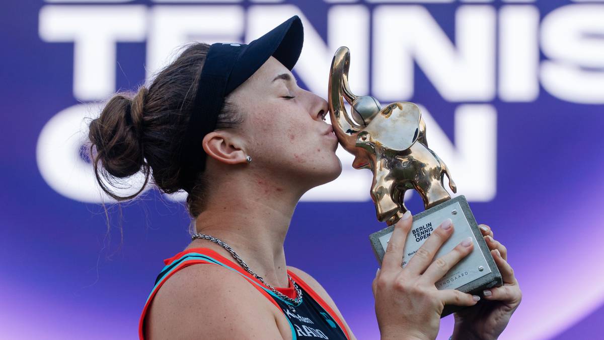 Tenisistka całuje złotego słonia, trofeum turnieju Berlin Tennis Open.