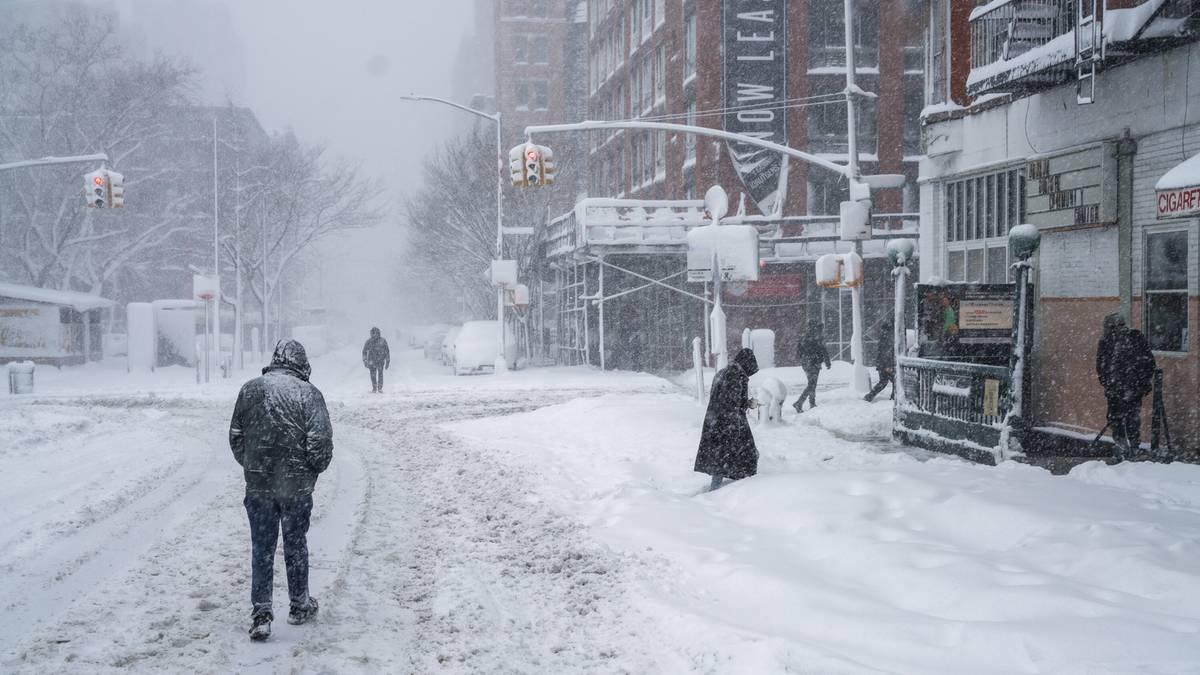 Potężna śnieżyca paraliżuje USA. W wielu regionach zamknięto szkoły i odwołano loty
