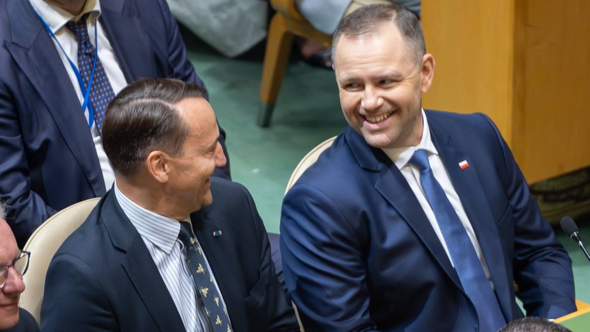 Sikorski zaskoczył. Pokazał wspólne zdjęcia z Nawrockim. "Sesję czas zacząć"