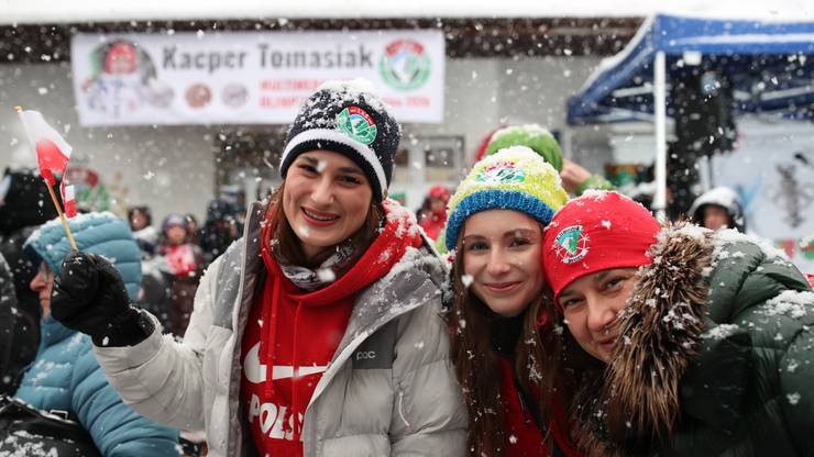 Kibice na powitaniu Kacpra Tomasiaka