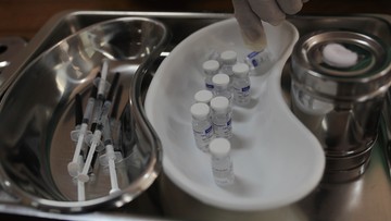 "Leki to nie cukierki, szczepionki to nie zabawki". Ekspert o preparatach z Chin i Rosji