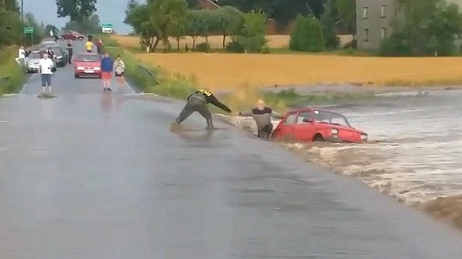 23.07.2019 07:00 Chciał przejechać Fiatem 126p przez rwący potok i niemal utonął. Zobacz brawurową akcję strażaka