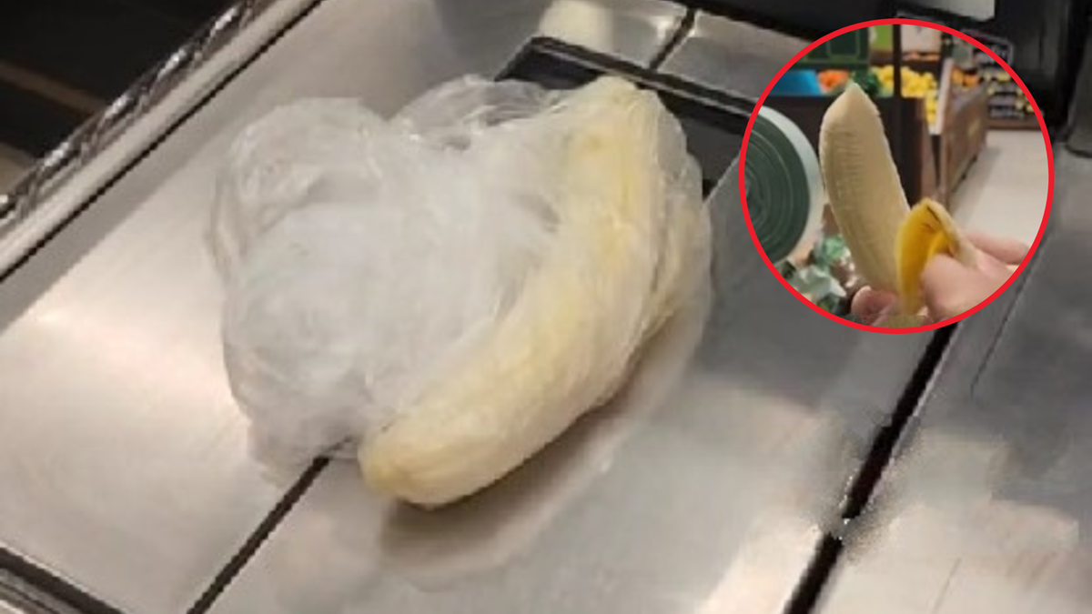 Australia. Klient obiera banana przed zważeniem w sklepie. Nowy sposób na oszczędność