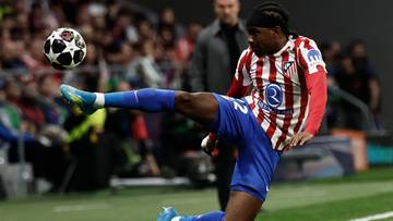 Piłkarz Atletico Madryt wykonuje uderzenie w piłkę podczas meczu.