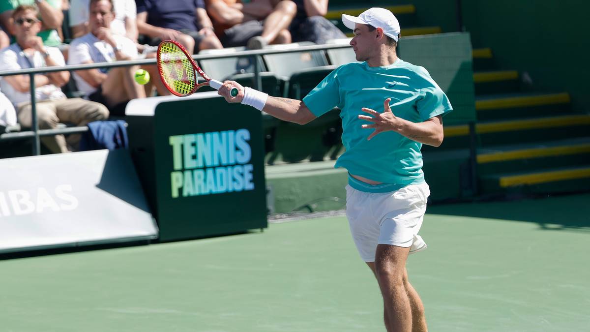 Kamil Majchrzak podczas meczu tenisowego, w akcji z rakietą