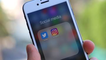 Wyświetlacz smartfona z ikonami mediów społecznościowych, w tym Instagram i Twitter.