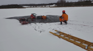 Jeździli autem po zamarzniętym jeziorze. Lód nie wytrzymał