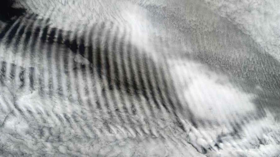 Chmury falowe ukształtowane przez fale grawitacyjne. Fot. NASA.